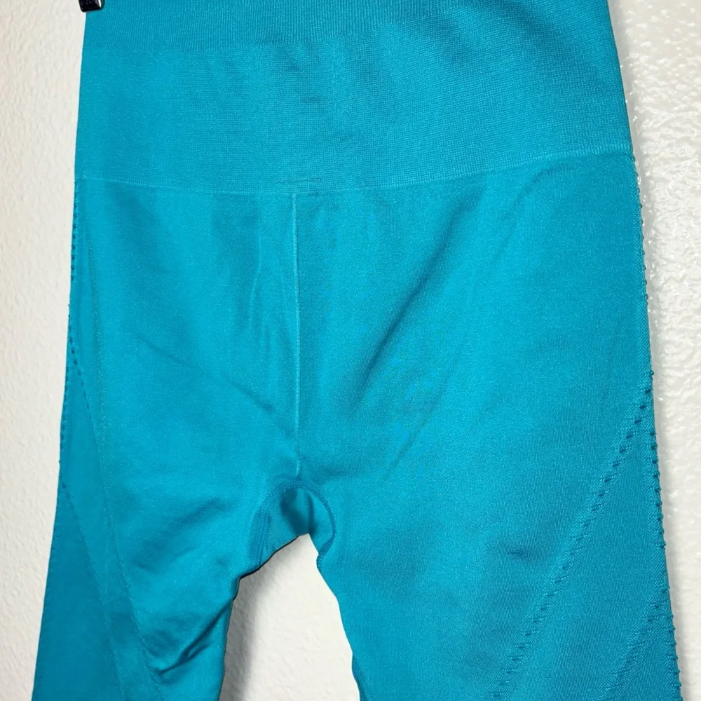 Fabletics High-Waisted Seamless Dot Capri Women's Size XS Geyser Blue